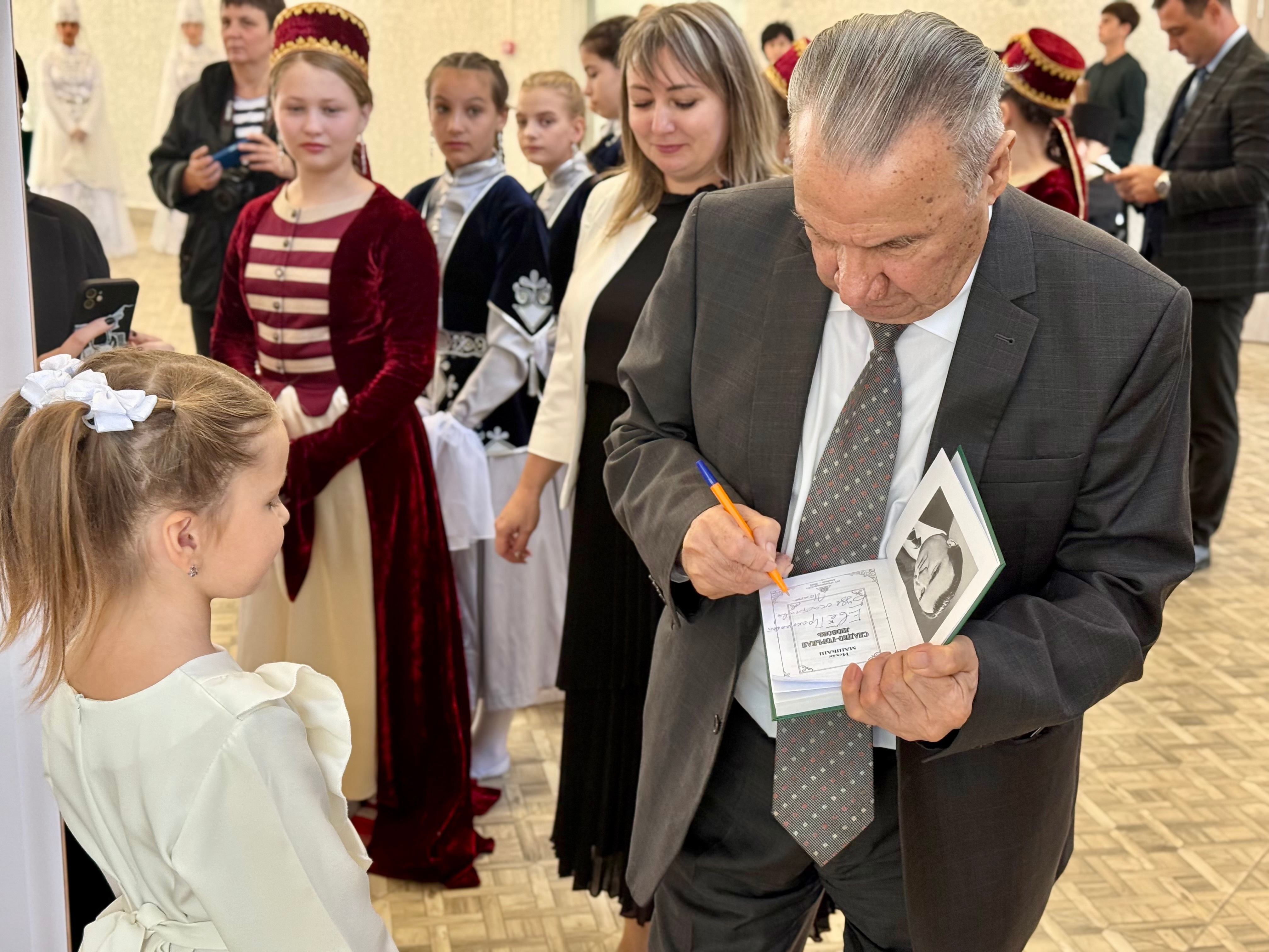 В районе прошла встреча с писателем.