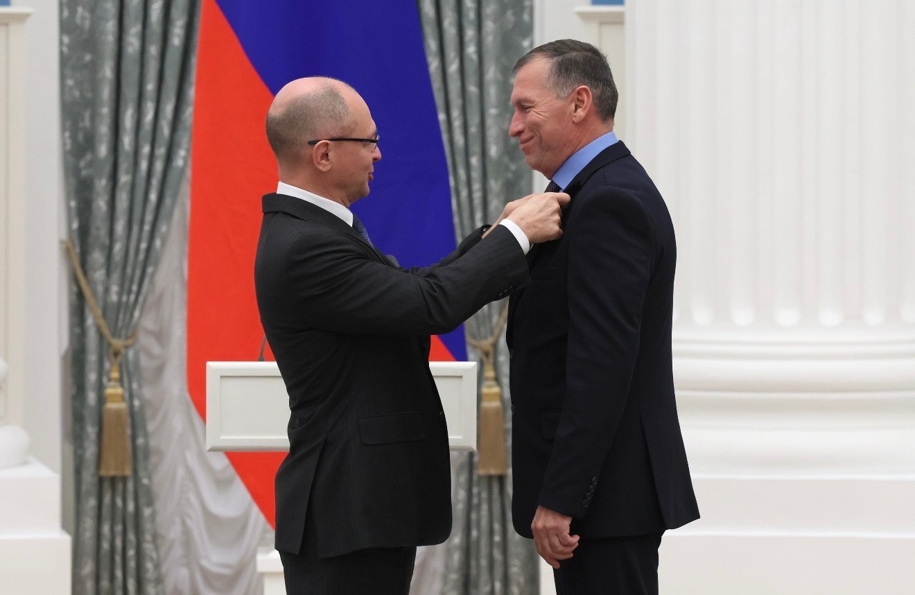 Глава получил медаль.