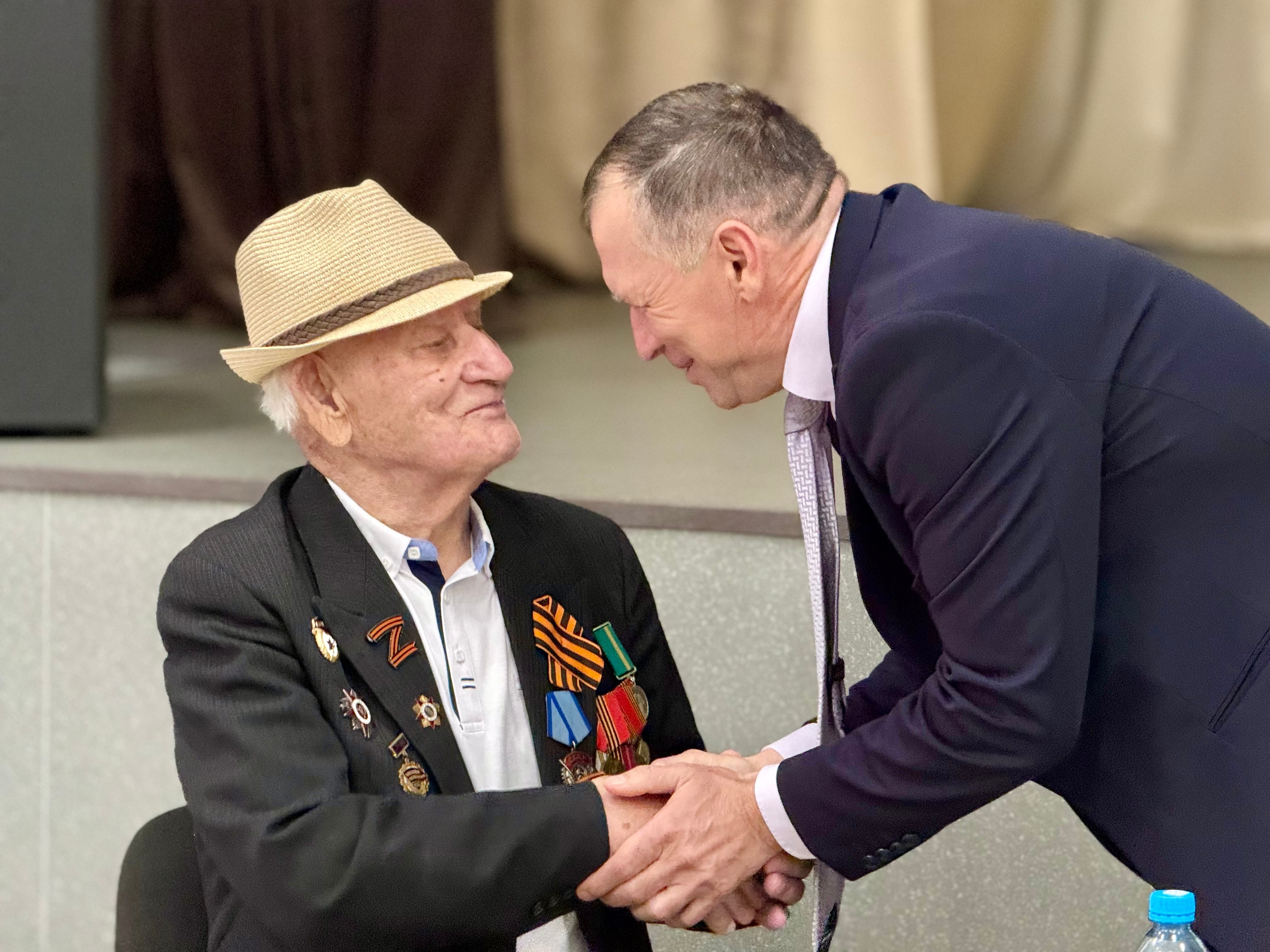 Ветеран празднует столетие.